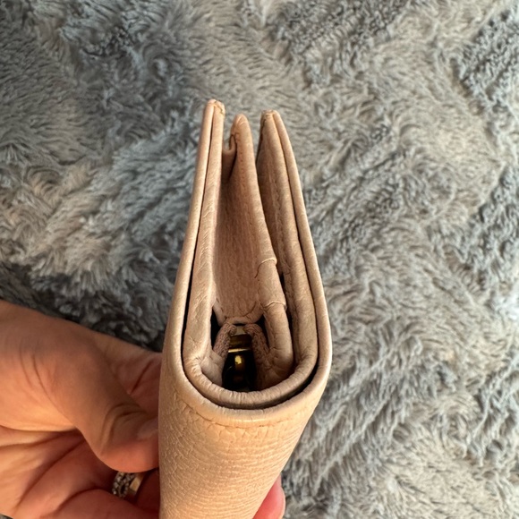 Gucci Women’s Double G Calf Leather Wallet in a Blush Pink! - Picture 7 of 15